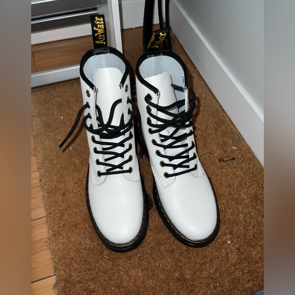 Dr Martens White Zavala Lace Up Boots WORN ONCE LIKE NEW! Size 7 - Picture 2 of 6